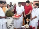 സ്പീക്കര് തിരുവഞ്ചൂര് രാധാകൃഷ്ണന് ഉത്രാടക്കിഴി കൈമാറി സ്പീക്കര് തിരുവഞ്ചൂര് രാധാകൃഷ്ണന് ഉത്രാടക്കിഴി കൈമാറി